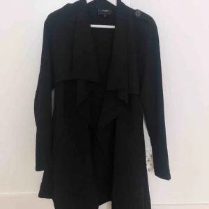  - En svart trenchcoat/ kappa från märket ONLY. Den är använd ett fåtal gånger och är i mycket bra skick. För fler bilder är det bara att skriva. 💗💗💗