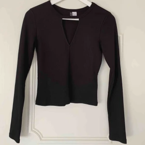  - Riktigt snygg långärmad top, i väldigt bra skick! Frakt tillkommer 