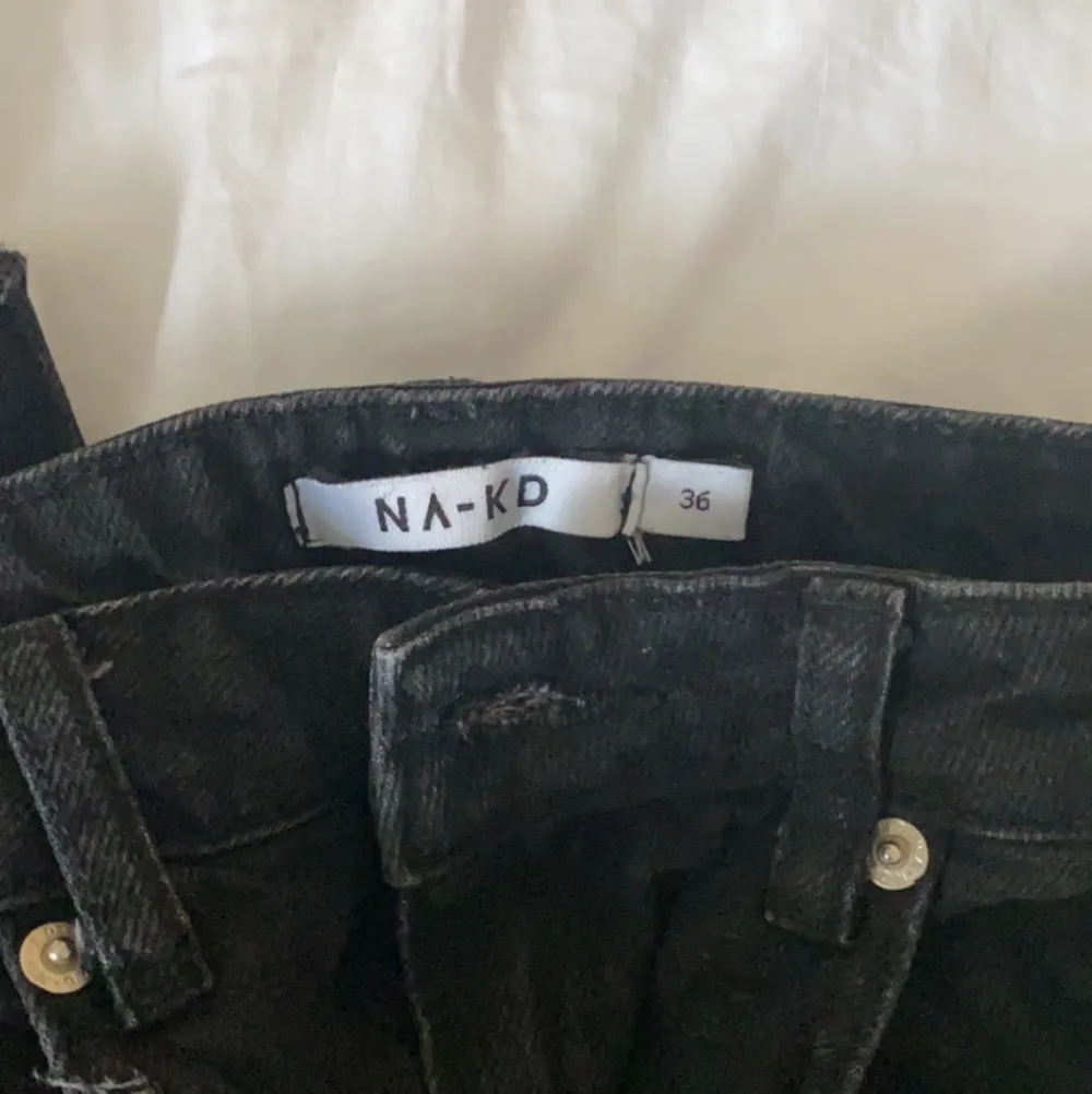 Säljer ett par raka jeans från NA-KD med raw kant ner till!🤩 byxorna är tighta i rumpan och lösare ner till!!. Jeans & Byxor.