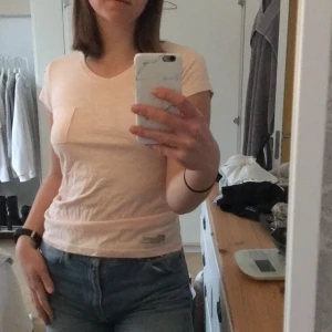 T-shirt  - Rosa t-shirt men ficka på vänster bröst 