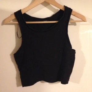  - Svart magtröja från monki, enkel och fin. 