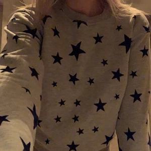Coolege tröja - Jättecool collegetröja med stjärnor. Stjärnorna är i samhets liknande material. Säljer pga att den är för liten för mig (storlek s). Köpt i Åre på Hansons för ca 700 kr. 