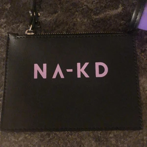 NA-KD väska - En normal stor lila väska. Är även en liten svart mini väska till. Passar bra när man ska ut och resa mm. 