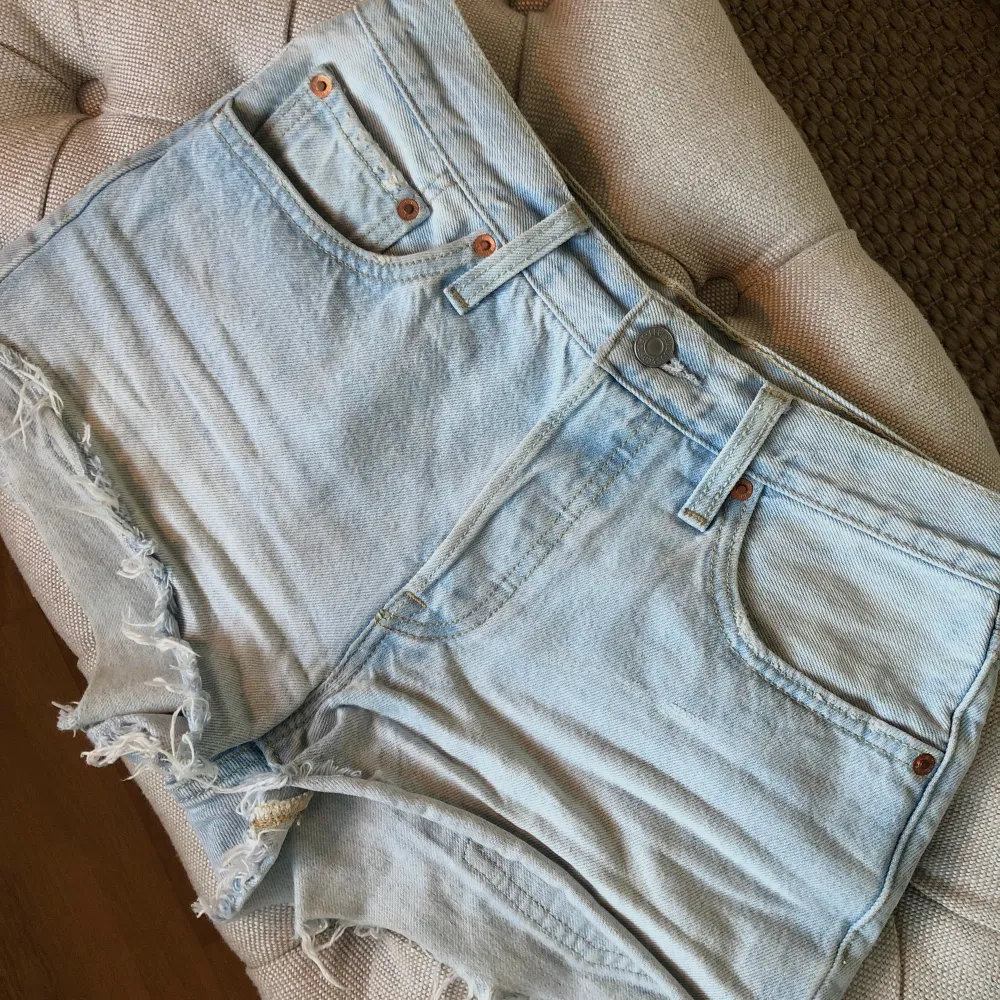 Ljustvättade jeansshorts från Lewi’s, strl W27, passar för referens mig som är en S-M, använda sparsamt🧚‍♀️🧚‍♀️ skriv för fler bilder/frågor. Shorts.