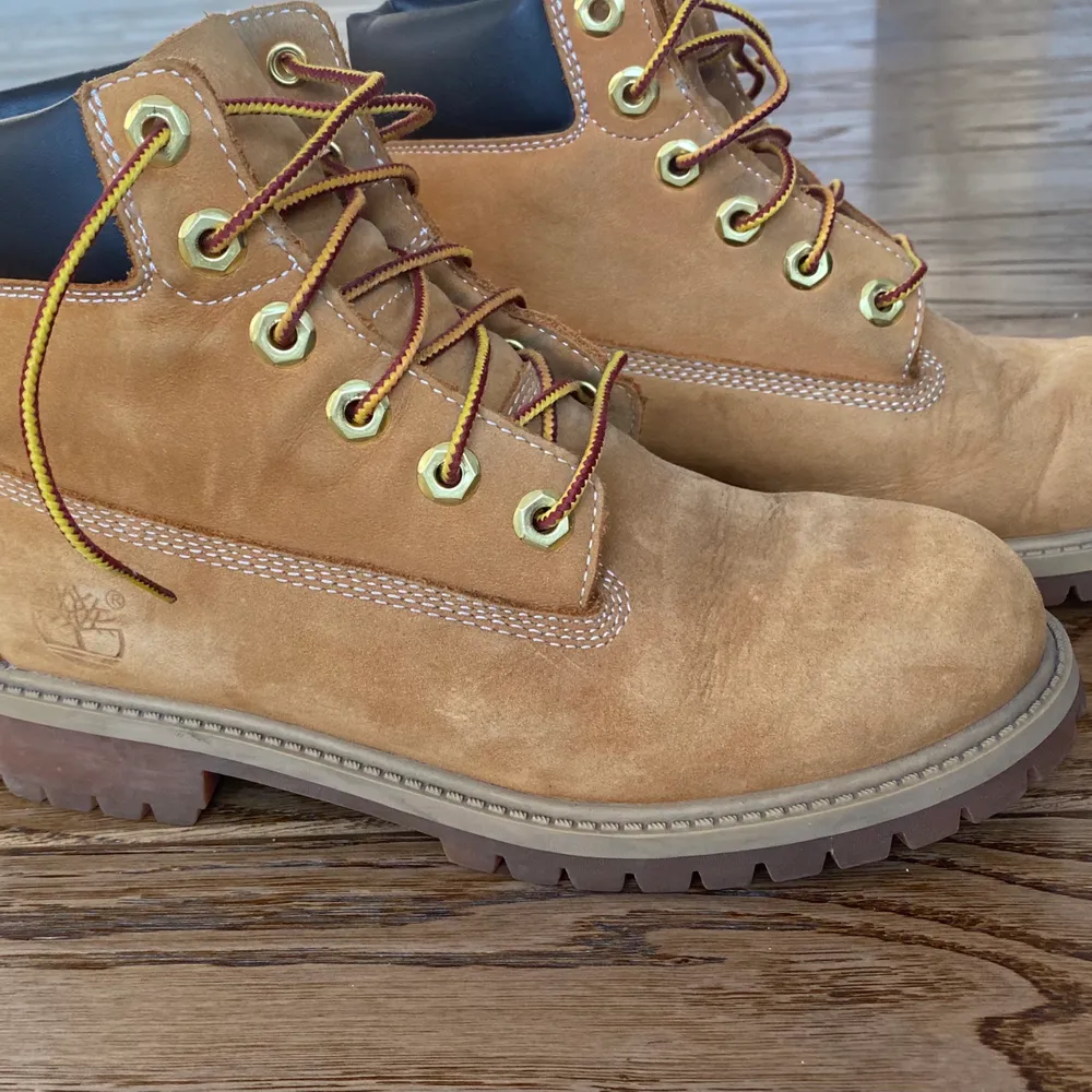 Ett par klassiska skor från timberland i storlek 36. Säljs pga att de inte kommer till användning och är knappt använda. Kan mötas upp i Stockholm eller frakta. Priset kan diskuteras och det är bara att kontakta mig om ni har några frågor💓. Skor.