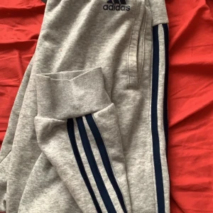 Adidad mjukis storlek S - Byxor i nyskick, enda ”felet” är en pyytteliten fläck som knappt syns men som jag ändå vill uppmärksamma för att vara noga. Går bort snabbt med tex vanish osv. Men därav har jag sänkt priset till 150kr 