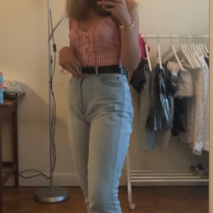 Färgglatt linne - Säljer det här färgglada vintage linnet som jag tkr gör att man får en mer ”retrokänsla” på sin outfit. Du behöver it heller ha BH under. Den är storlek 36 men passar mig som e 38 och hade också passat en 34. 