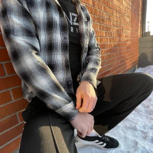 Overshirt  - klassisk overshirt som är i storlek S men passar även dem använder sig av M. Först till kvarn