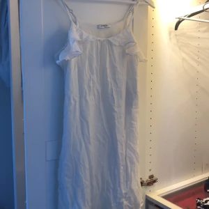 Supersöt vit sommarklänning - Skön och söt vit sommarklänning från Pieces. Köptes i Danmark för ett år sen och har använt den som strandklänning men också som finklänning. Säljes på grund av att jag rensar min garderob och har en ny vit klänning. Hör av dig vid ytterligare frågor 🌟