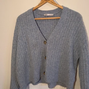 Blå cardigan  - Blå cardigan från Zara. Jätte skön och mjuk material. Passar S och M💕