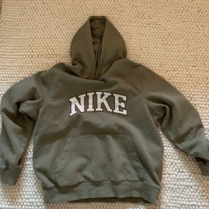 Vintage Nike hoodie  - Säljer min fina vintage Nike hoodie som jag köpte på beyond retro. Den är i super fint skick och är endast använd några fåtal gånger. Den passar på mig som bär S men den är oversized så den passar S-L.💗💗 utgångs pris 200kr buda gärna i kommentarerna men privat funkar också!! Just nu är högsta bud 420+frakt kr. Budgivningen slutar imorgon förmiddag😁