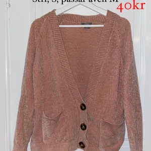 🤎rosa kofta  - Mysig rosa kofta i storlek s men passar s-L beroende på om man vill ha den oversized eller inte. Fint skick, 40kr + frakt🤍