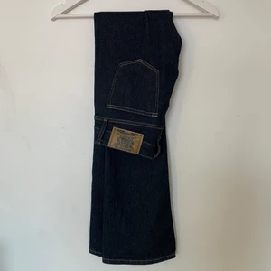 Crocker Jeans Storlek Storlek 26/33 (width, length) - Mörkblå snygga skinny fit jeans. Helt oanvända på grund av att dem är för små. Nypris:699kr. Prislapp sitter kvar. Denim. 