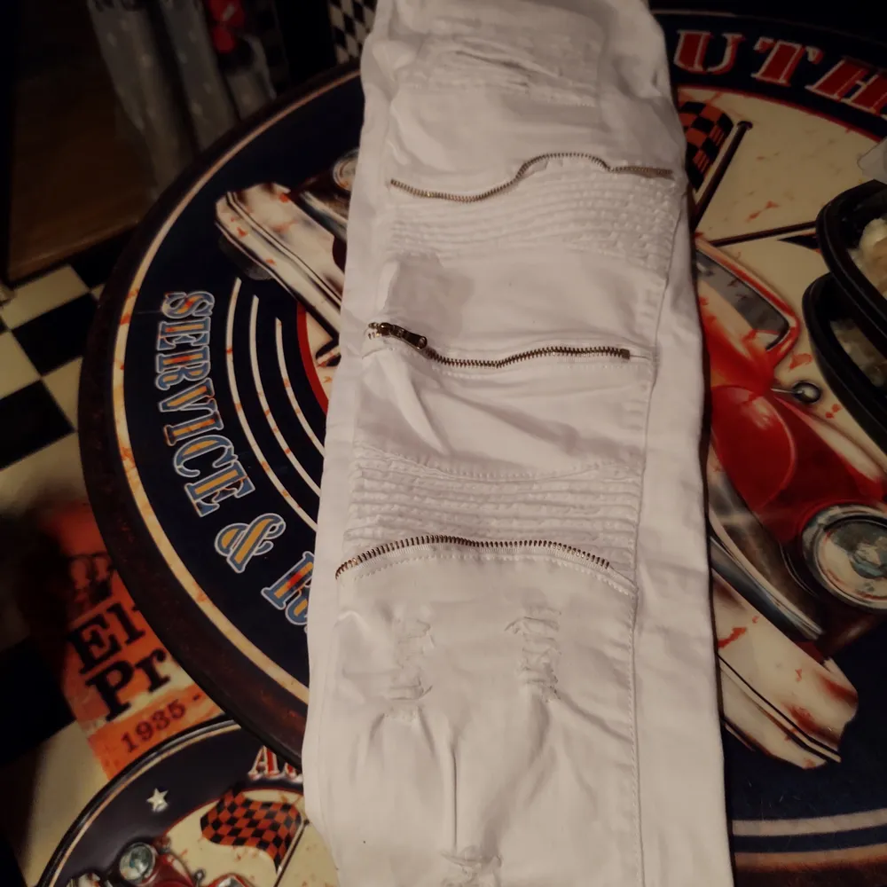 Ett par vita  tuffa jeans i storlek L/XL.ben längd 1,3 cm  .midja rakt över 46cm .. stretch. TILL.MAN.. Jeans & Byxor.