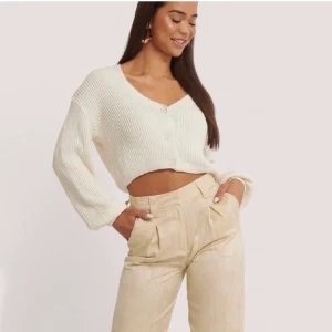 Svart topp - Säljer min svarta favorit topp från NAKD då jag inte använder längre, frakt tillkommer.