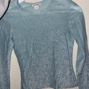 Tröja från monki  - Använd några gånger därför väldigt fint skick. Är blå/grön i färgen!💙 Priset kan diskuteras vid snabb affär💙