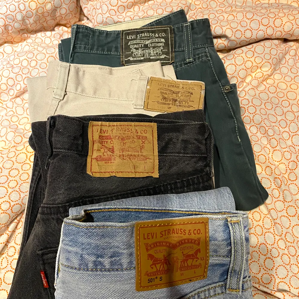 Säljer fyra stycken Levi’s jeans (280-400kr), gå in på min sida för att se annonserna! Beige: SÅLDA, svarta: SÅLDA, blå: 75 cm, gröna: SÅLDA Köparen betalar frakt (66kr). Jeans & Byxor.