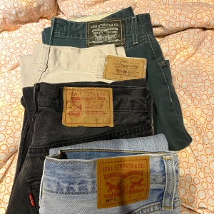 Levi’s jeans - Säljer fyra stycken Levi’s jeans (280-400kr), gå in på min sida för att se annonserna! Beige: SÅLDA, svarta: SÅLDA, blå: 75 cm, gröna: SÅLDA Köparen betalar frakt (66kr)