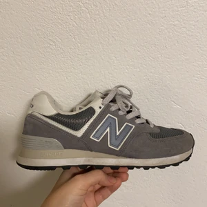 New Balance classic 574 - Säljer mina New Balance skor på grund av att de är för små. Sparsamt använda! Nypris ca 700kr. Köparen står för frakt