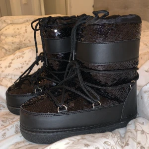 Ella Cruz Boots - Ett par Ella Cruz boots som bara är provade! Storleken är 36-37. Slutsålda på alla hemsidor!! Nypriset är 900kr. BUDGIVNING, för ett giltigt bud ska man först skriva privat till mig men budgivningen sker i KOMMENTARERNA. Varje nytt bud ska öka med minst 20kr. Budgivning AVSLUTAS på fredag 29 januari kl 18:00 💓⚡️⚡️💓 KÖP DIREKT FÖR 800kr, exklusive frakt 📦 