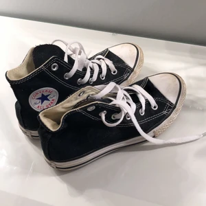 Converse - Höga Converse i stl 32. Köparen står för frakt. 