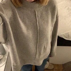 Stickad tröja - Stickad oversized tröja från hm i ullblandning! Jättebra kvalitet💕