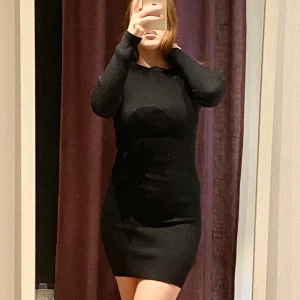 Svart klänning - Svart klänning i stretchmaterial från Gina Tricot, storlek XS men passar mig som är en S. Köparen står för eventuell frakt