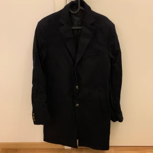J.Lindeberg kappa - Kappa från j.Lindeberg i (herr) storlek 50 vilket motsvarar en M/L, på mig sitter den oversize som en L. Aldrig använd.