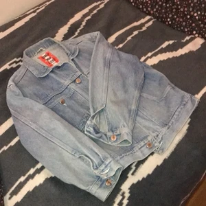 Retro jeans jacka  - Snygg retro jeans jacka som jag har använd under en sommar. Den sitter riktigt snygg på om jag får säga det själv :). Har storlek M och den passar perfekt med lite löst i armen (modellen är själv så). Den skulle kunna passa en person från storlek xs-L beroende på hur man vill att den ska sitta. Pris kan diskuteras!