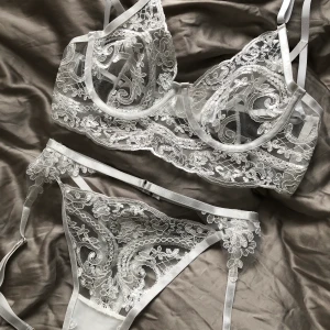Spets lingerie underkläder  - Så vackert underklädesset i vit spets från SHEIN. Helt oanvänt, beställde fler storlekar. Storlek S. Frakt tillkommer