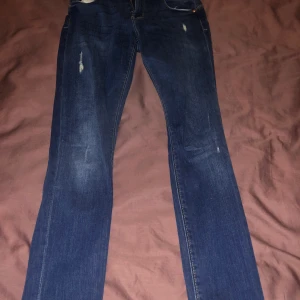 Olika jeans  - I fint skick. Storleken är small/medium. Stretchiga . 100kr styck