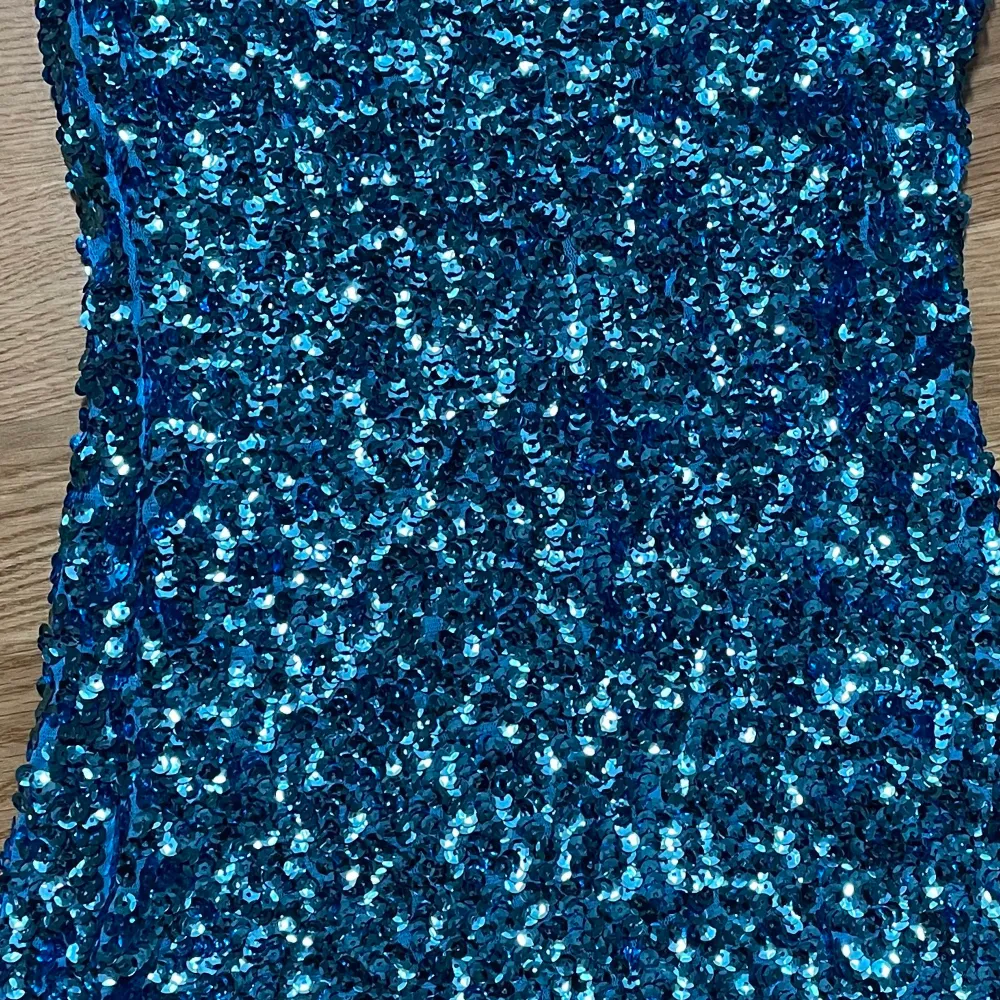 Jättefin blå paljettklänning. Använd en gång.. Klänningar.