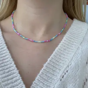 Flerfärgat pärlhalsband med små pärlor🦋🍬💙🥳💚🤍💕🍭 halsbandet försluts med lås och tråden är elastisk 