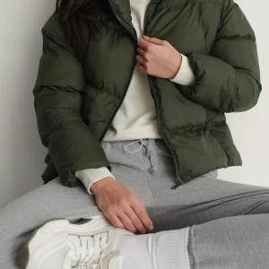 Grå mjukisar - Säljer dessa klassiska grå mjukisbyxor från NAKD! Superfina men har för många grå mjukisar:) har haft dem i ett halvår men skulle annars säga nyskick! 