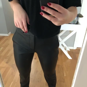 Zara skinnbyxor - Aldrig använda, prislappen sitter kvar. Passar en 34-36. Frakt 79kr