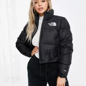The North face Nuptse Cropped St S - Tänkte kolla intresset på min helt nya jacka från The North face. Modell Nuptse Cropped. Stl S. Kvitto finns. Buda i kommentarerna eller privat. Högsta bud: 2900kr + frakt.