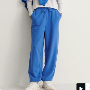 Blå mjukisbyxor från NAKD - Dessa är enbart testade på, prislapp är kvar. Jättefinblå färg och oversized i modellen!! för bättre bilder när jag testar skriv privat. Nypris 350kr. har matchande blå hoodie som ja kan tänkas sälja som ett set 