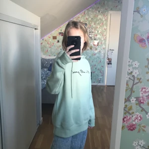 Lång mintfärgad hoodie - Fick den för ungefär ett år sedan pch har ALDRIG använt den så den är i nyskick! Buda!