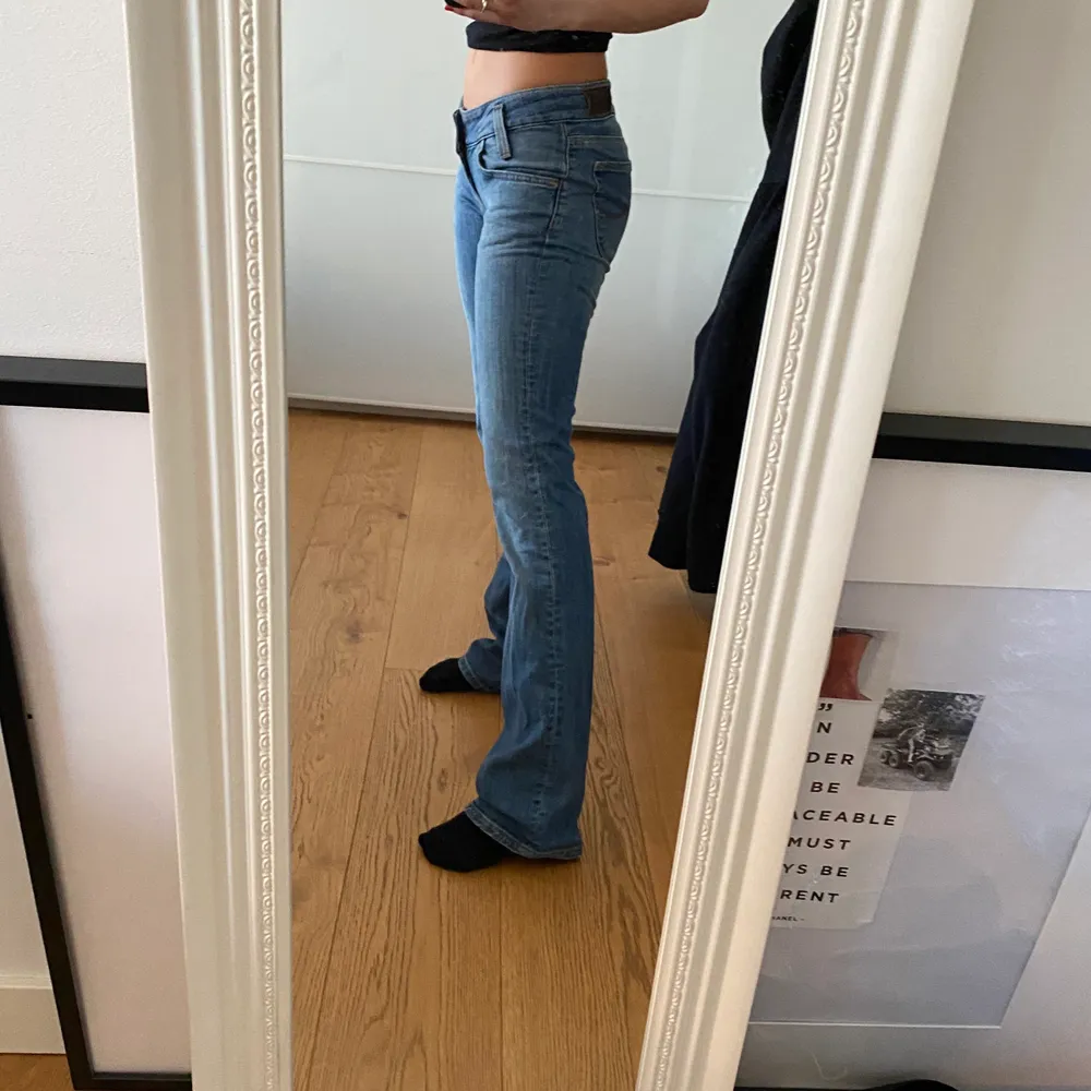 Super snygga vintage lågmidjade jeans från Lee. Storlek: w26 l32. Jag är 160 cm lång, kontakta mig om du är intresserad eller har frågor💕. Jeans & Byxor.