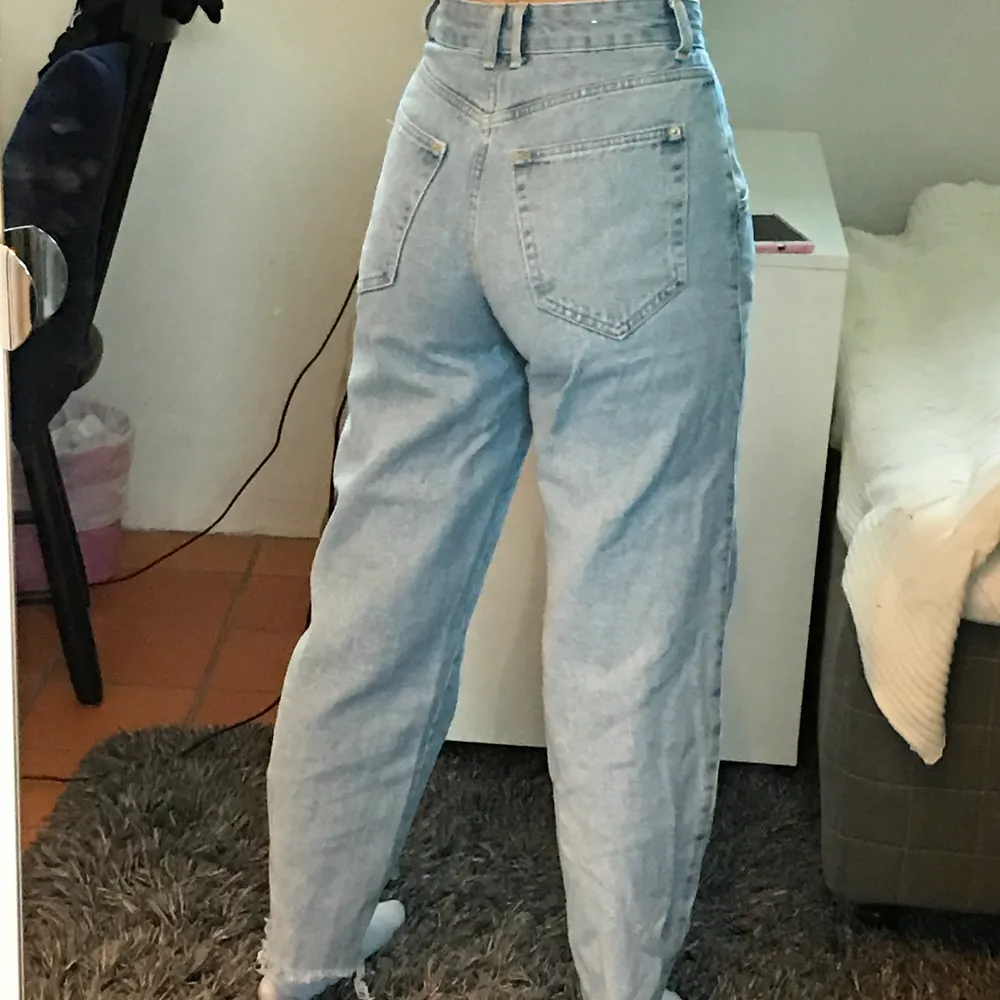 Super fina Jeans från Pull&Bear, använda endast ett fåtal gånger. Sitter superfint och är så gott som nya, behöver dock en ny ägare som använder dom mer🦋 Passar mig som har xs-s i byxor! . Jeans & Byxor.