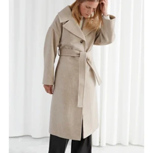 Beige kappa  - *lägger upp igen*. Beige kapp från &other stories. Använt mycket sparsamt, gott som ny. Orginal pris 2250kr. Samma storlek som modellen. Fler fotton finns!!