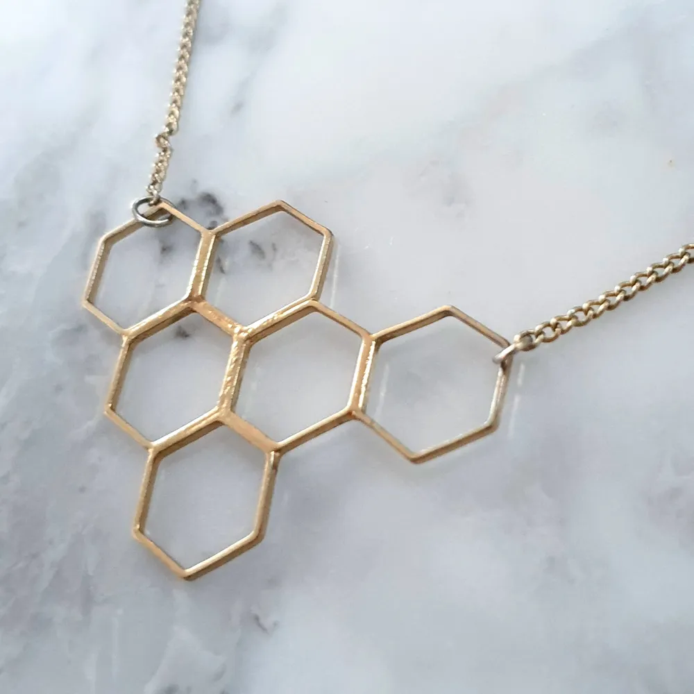 Guldfärgat honeycomb halsband perfekt till en minimalistisk stilren outfit. Frakt ingår🥳😇. Accessoarer.