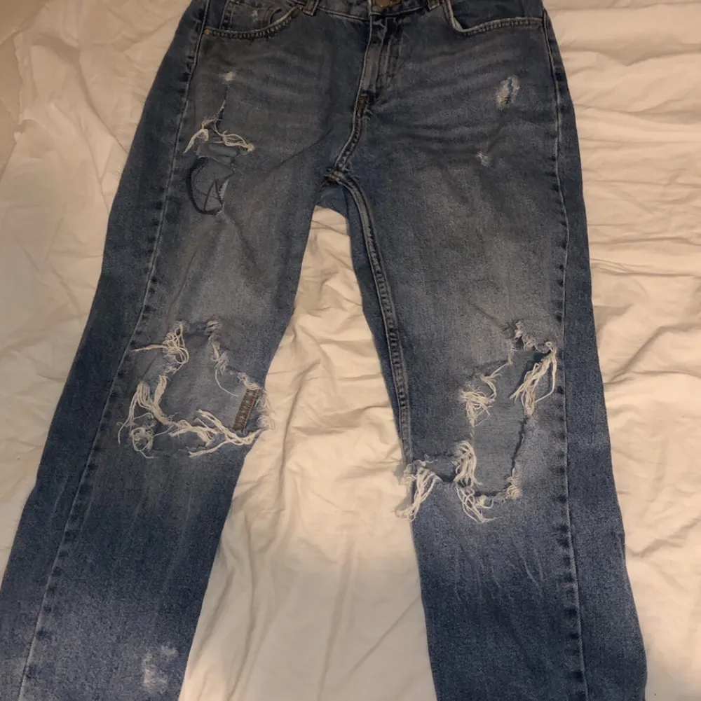 Säljer dessa coola och snygga jeans då dem inte kommer till användning längre. Storlek S, frakten blir 88kr🙂. Jeans & Byxor.