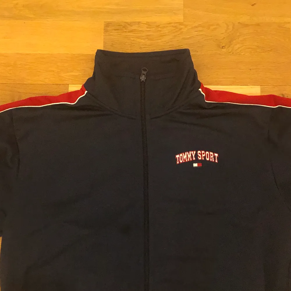 Repostar en riktigt najs vintage Tommy sport zipper från 90-talet till ett GRYMT skick. Den är i bra vintage skick och har inga defekter. Dock så ser Tommy sport texten lite ”sne” ut , vilket den gör på samtliga tröjor som har producerats. Tröjan är i storlek M, men skulle snarare säga S dam och Xs herr. Det är bara att skriva om ni har någon fråga eller undrar något, läs gärna bio innan!!🌎🌱💫. Tröjor & Koftor.