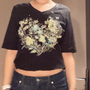 mönstrad tröja paljetter  - tröjan är insydd i midjan så den sitter endå lite tightare typ. Trekvartsärmar och diamanter. Fjärilstryck👌🏽