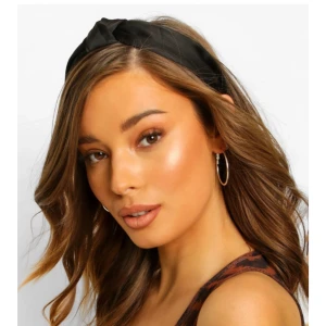 Diadem  - Jättefint diadem som inte kommer till användning, absolut inga fel på! 20kr + frakt (ca 40kr)