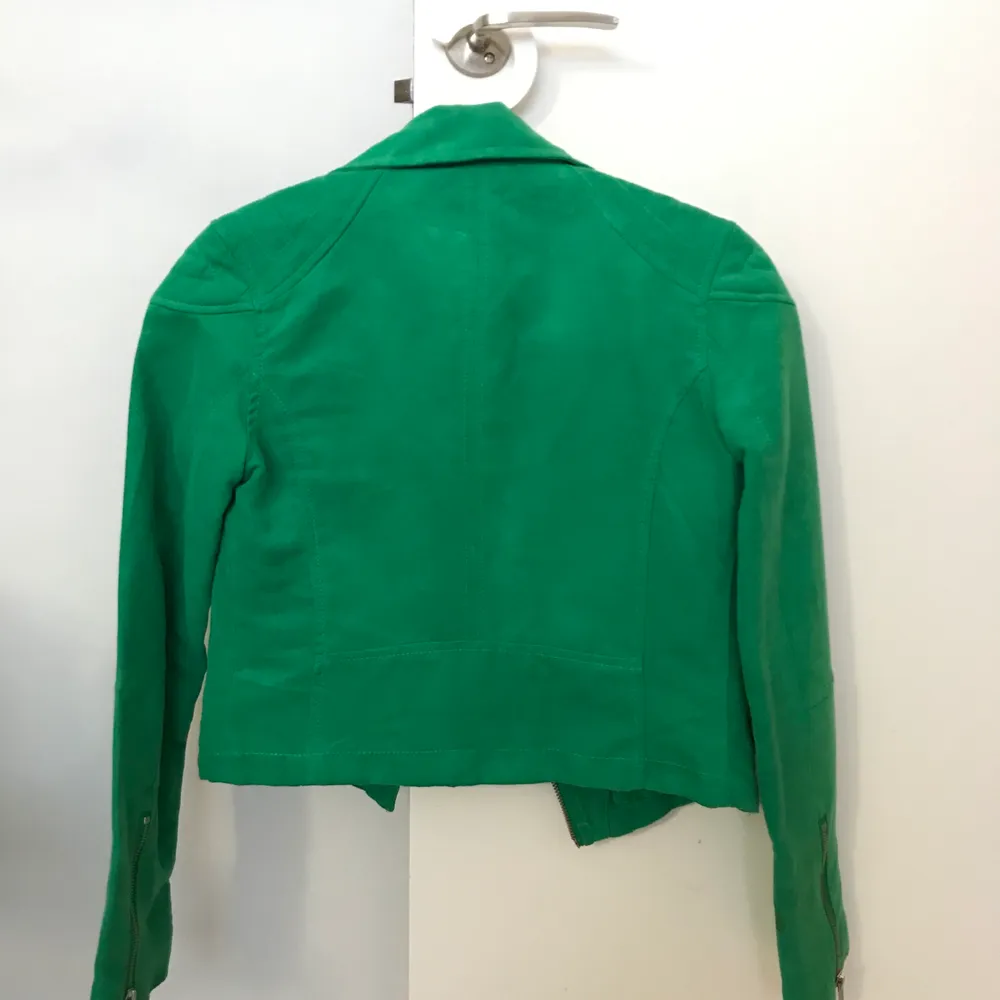 Grön liknande mocka jacka, ren och hel 👌🏽🍀 storlek 36 (lite). Jackor.