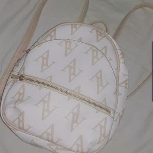 Liten ryggsäck  - Super söt ryggsäck, knappt använd.