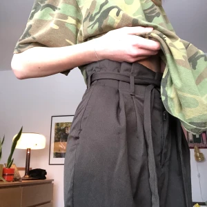 Kostymbyxor dam - Ett par kostymbyxor köpta för ca ett år sedan från h&m. Aldrig använda, i bra skick, för små för mig dock. Buda från 100kr, köparen betalar frakt. :)