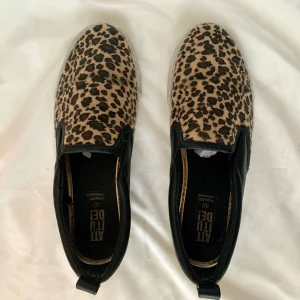 Loafers/ mjukt skinn/ stl. 40/ använda en gång - Loafers i leopard och mjukt svart skinn. Mycket bekväma! Använda en gång, säljes då jag rensar i garderoben. Köpa från Dinsko. Kan postas. Samfraktar gärna :)